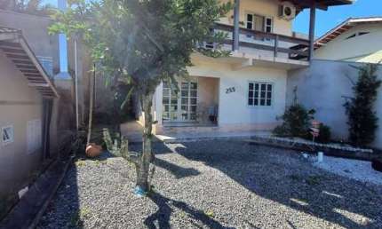 Casa à venda no bairro Santa Terezinha - Brusque/SC