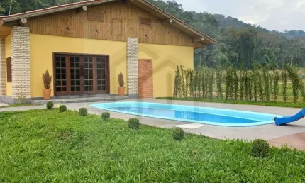 Linda e espaçosa chácara de 3 dormitórios sendo 1 suíte