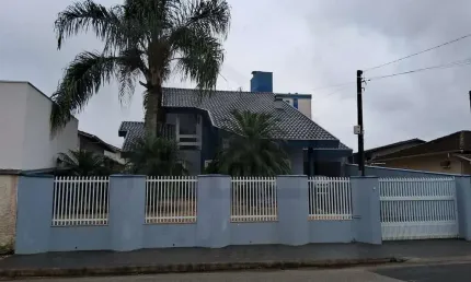 LINDA E ESPAÇOSA CASA DE 3 DORMITÓRIOS SENDO 1 SUÍTE