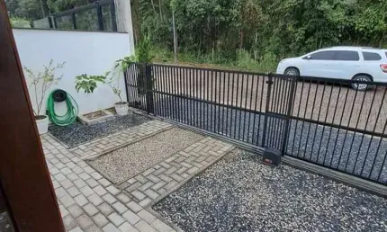 LINDA CASA TOTALMENTE MOBILIADA DE 3 DORMITÓRIOS SENDO 1 SUÍTE