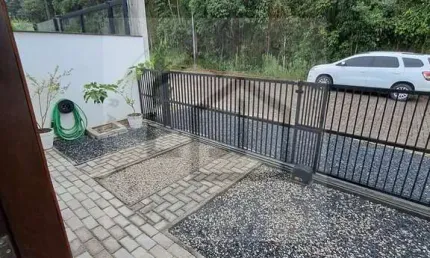 Linda casa totalmente mobiliada de 3 dormitórios sendo 1 suíte