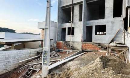 CASA GEMINADA COM DOIS DORMITÓRIOS – CONFORTO E PRATICIDADE!