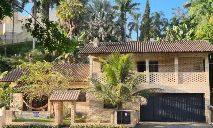 CASA COM 4 DORMITÓRIOS SENDO 1 SUÍTE MASTER E AMPLO TERRENO