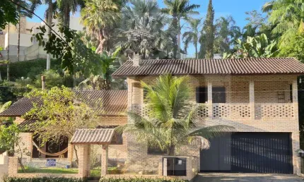 Casa com 4 dormitórios sendo 1 suíte master e amplo terreno