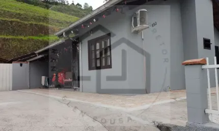 Casa em condomínio fechado com área de festas e 2 dormitórios