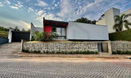 CASA COM 3 DORMITÓRIOS SENDO 1 SUÍTE E GARAGEM PARA 2 CARROS