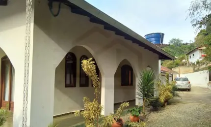 ESPAÇOSA CASA COM PISCINA E POMAR EM BAIRRO COMPLETO