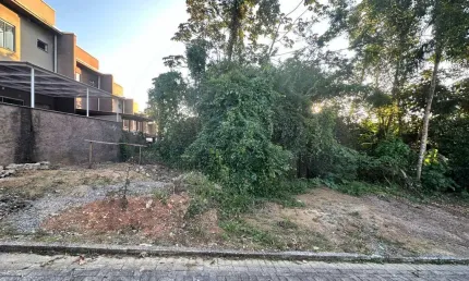 TERRENO PLANO COM 337M² EM LOTEAMENTO TRANQUILO E ORGANIZADO