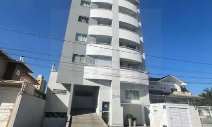 APARTAMENTO COM SACADA E CHURRASQUEIRA PERTO DE TUDO