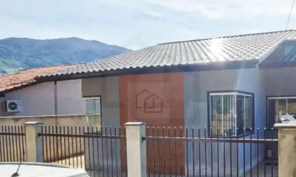CASA 2 DORMITÓRIOS  SENDO (1 SUÍTE) E 2 VAGAS DE GARAGEM