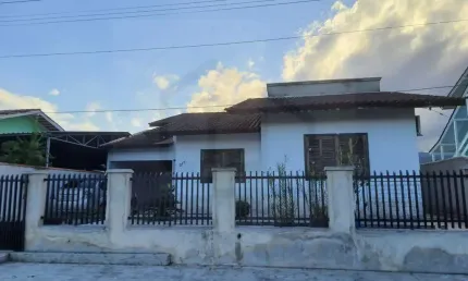 Casa de alvenaria de 180m² com três dormitórios sendo uma suíte