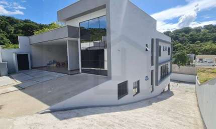 EXCELENTE CASA DE ALTO PADRÃO DE 427m² COM 3 SUÍTES SENDO 1 MASTER