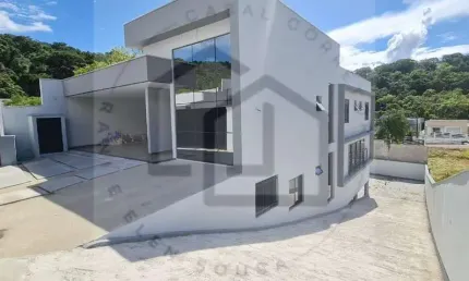 Excelente casa de alto padrão de 427m² com 3 suítes sendo 1 master