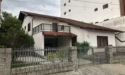 CASA DE 320m² COM QUATRO DORMITÓRIOS SENDO UMA SUÍTE