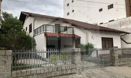 Casa de 320m² com quatro dormitórios sendo uma suíte
