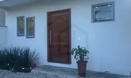SOBRADO COM EXCELENTE ACABAMENTO E PASSAGEM LATERAL NO LOTEAMENTO BRUSCHAL