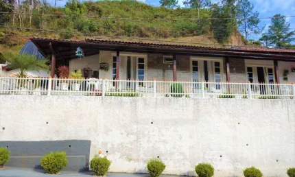 CASA DE ALVENARIA COM TRÊS DORMITÓRIOS SENDO DUAS SUÍTES