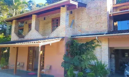 CASA DE ALTO PADRÃO DE 400m² COM 4 DORMITÓRIOS SENDO 2 SUÍTES