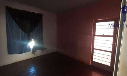 RESIDÊNCIA - 15 m² de frente, terreno de 255 m², 3 dormitórios ,2 banheiros, 2 vagas de garagem.