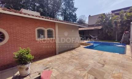 Casa à Venda no Bairro de Interlagos Bolsão com 3 Dormitórios 1 Suíte com Piscina 6 Vagas