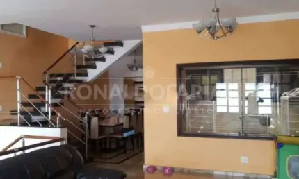 Sobrado 4 Dormitórios 1 Suíte 4 Vagas à Venda em Parque América