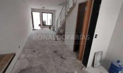 Sobrado a venda com 03 dormitórios sendo 01 suíte na região do Campo Grande