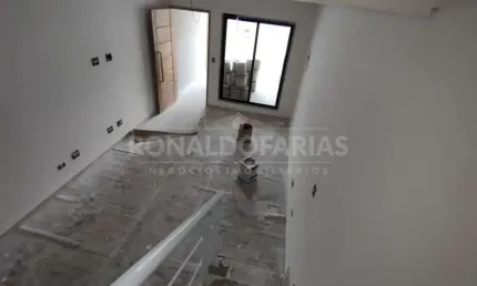 Sobrado a venda com 110 m² e 03 dormitórios na região do Campo Grande