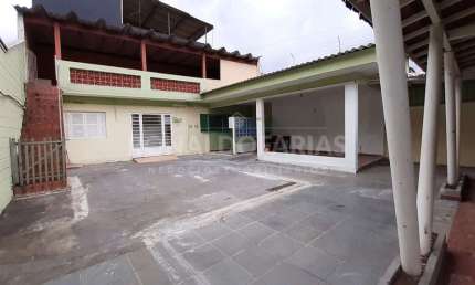 Casa térrea à venda com 4 dormitório e edicula na região de Interlagos.