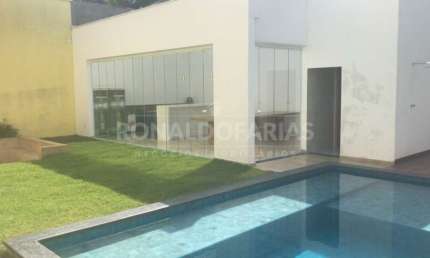Casa à Venda no em Interlagos com 4 Dormitórios Suítes e 4 Vagas de Garagem