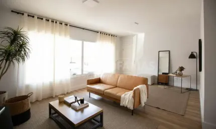 Casa à Venda no Bairro de Interlagos com 4 Dormitórios Suítes e 2 Vagas de Garagem