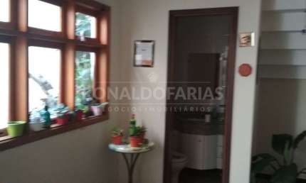 Sobrado  a venda  sendo  4 quartos com 3 suites  4  vagas de garagem cobeta