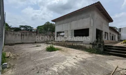 Casa a Venda no Bairro de Interlagos com 3 Dormitórios Suítes 5 Vagas de Garagem e Edícula