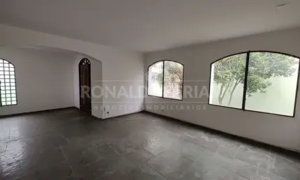 Casa à venda com 2 dormitórios e 1 suíte na região de Interlagos.