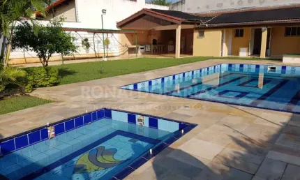Casa térrea à venda com 3 dormitórios e 4 vagas na região de Interlagos.
