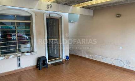 Sobrado à venda com 2 dormitórios e 2 vagas na região de Interlagos.