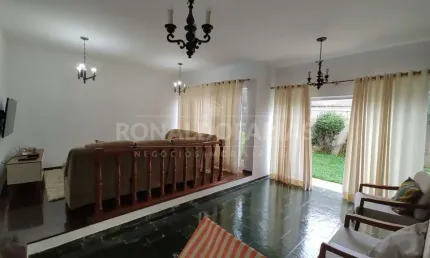 Casa a Venda no Bairro de Interlagos com 4 Dormitórios sendo 2 Suítes e 4 Vagas de Garagem