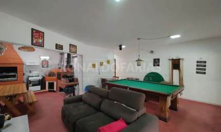 VENDE-SE CASA NO BOLSÃO DE INTERLAGOS COM 3 SUITES, 2 QUARTOS