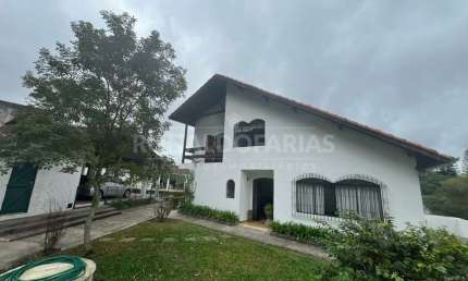 Casa á venda de esquina com 774m² de terreno na região do Guarapiranga.