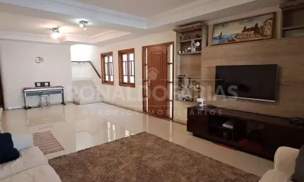 Casa à Venda com 4 dormitórios, sendo 2 suítes, 4 vagas e 192m² no Jd. Marajoara.