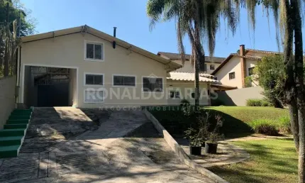 Casa térrea à venda com 3 dormitórios e 1 suíte na Região de Interlagos.