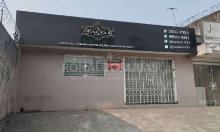 Salão comercial com 100 m. 1 banheiro com 3 salas .