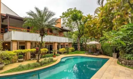 Casa à Venda em Condomínio Vila Verde com 4 Suítes 5 Vagas de Garagem