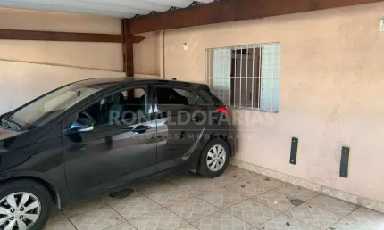 Casa térrea à venda com 3 dormitórios e 2 vagas na região de Interlagos.