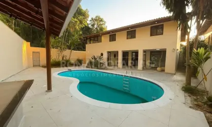 Sobrado 4 Dormitórios 2 Suítes 5 Vagas com Piscina à Venda no Bolsão