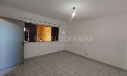 Sobrado a venda com 04 dormitórios sendo 01 suíte na região do Campo Grande