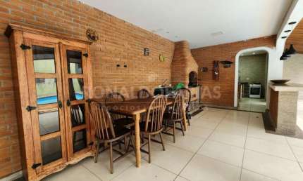 Casa à Venda ou Locação no Bolsão de Interlagos com 4 Dormitórios 2 Suítes 6 Vagas de Garagem