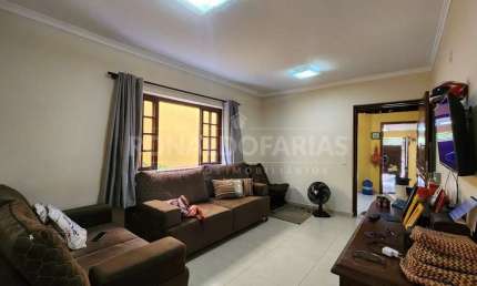 Casa à Venda com 3 Dormitórios Suítes e 3 Vagas de Garagem em Jardim dos Lagos