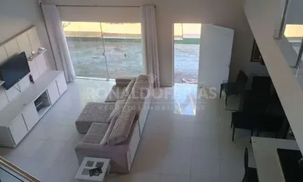 CASA ASSOBRADADADA COM 4 SUÍTES, COZINHA AMERICANA COMPORTÃO ATUTOMÁTICO RUA COM SEGURANÇA
