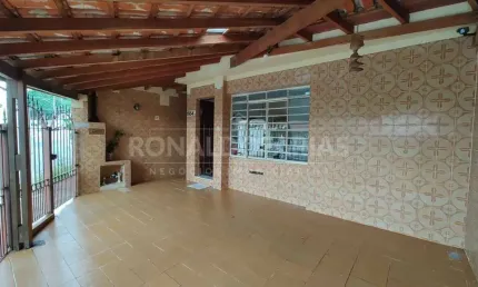 CASA À VENDA NA REGIÃO DE INTERLAGOS COM 3 QUARTOS!