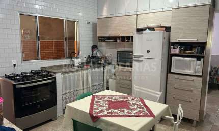 Casa terrea a venda sendo 2 quartos , 2 banheiro , 2 vagas de garagem.